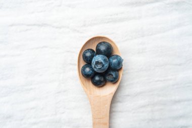 Sulu yaban mersinleri ahşap bir kaşıkta desenli bir yüzey üzerinde toplandı..