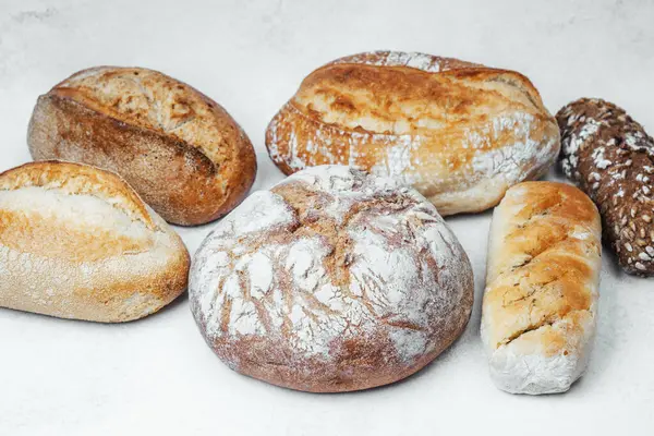 Zanaatkar ekmek somunlarından oluşan çeşitli bir seçimde farklı doku ve şekiller sergilenmektedir..