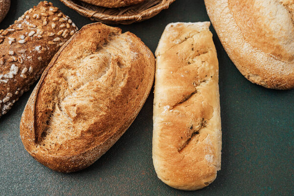 Различные типы хлеба отображаются на поверхности, демонстрируя разнообразие и текстуру.