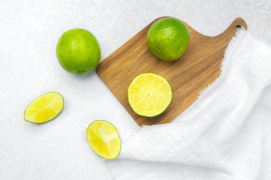 Misket limonları ahşap bir tahta ve kumaşla kesilir..