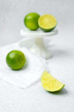 Limonlar bir kireç kesiği ile bir kaidede otururlar parlak etleri ortaya çıkarırlar..