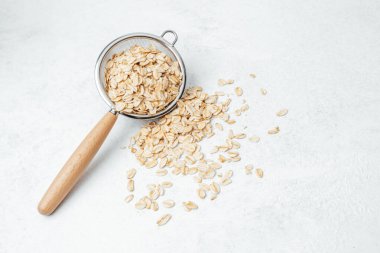 Yulaflar süzgeçten dokulu bir tezgaha dökülür..