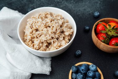 Yabanmersinli ve çilekli yulaf ezmesi besleyici bir kahvaltı yapar..