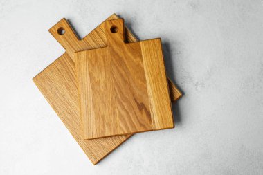 Mutfaktaki bir tezgahın üzerinde düzgünce dizilmiş iki tahta kesme tahtası..