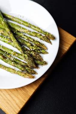 Taze kuşkonmaz mızrakları mükemmel ızgara yapılır ve susam tohumlarıyla süslenir..