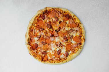 Biberli taze pişmiş pizza ve hafif yüzeyde sosis..