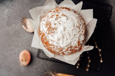 Pudra şekeri ve pastel yumurtalı Paskalya pastası. Tatil fırını ve dekor konsepti.