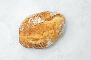 Yuvarlak bir zanaatkar somunu, kabuklu dış görünüşünü doğal ışıklandırmada gösterir..