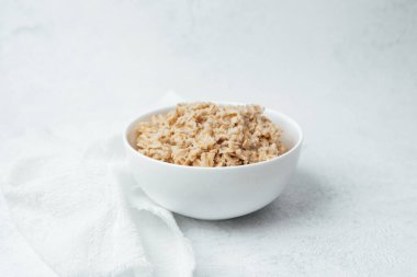 Kavanozda pilav hafif bir yüzeyde duruyor, kabarık dokusunu sergiliyor..