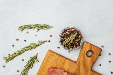 Taze biberiye ve biber karışımı yemek pişirmek için kesme tahtasına konur..