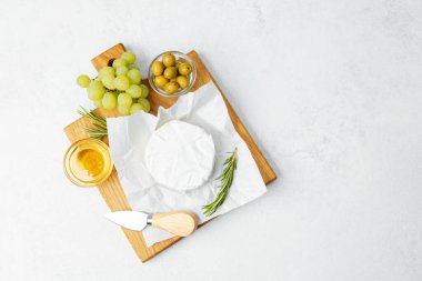 Tahtada peynir, üzüm, zeytin ve bal bulunan lezzetli bir karışım..