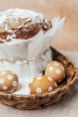 Elle boyanmış papatya yumurtalı geleneksel Paskalya pastası. Ev yapımı şenlik malzemeleri ve dekorasyonu.