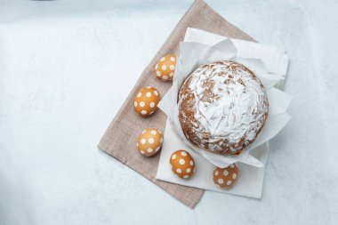 Paskalya Pastası ve Çamaşır Elbisesinde Süslü Yumurtalar. Paskalya arkaplanı..
