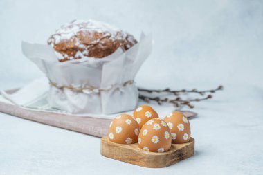 Paskalya Pastası ve Çamaşır Elbisesinde Süslü Yumurtalar. Paskalya arkaplanı..