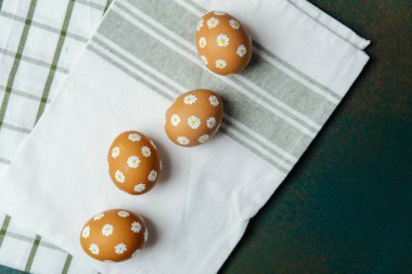 Elle boyanmış papatya yumurtalarının üst görüntüsü