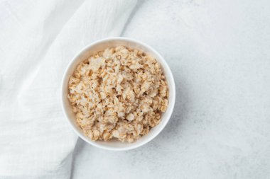 Buharlı yulaf ezmesiyle dolu bir kase kahvaltı sırasında mutfak tezgahında durur..