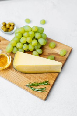 Peynir taze üzüm ve bal ile ahşap servis tahtasında eşleştirilir..