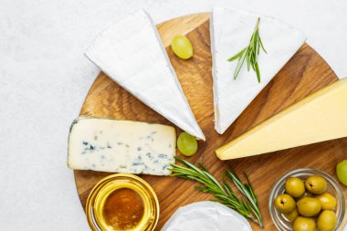 Nefis bir peynir, zeytin, üzüm ve bal karışımı ustalıkla düzenlenmiştir..