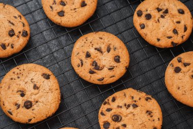 Lezzetli çikolatalı kurabiyeler pişirdikten sonra tel askıda soğuyor..
