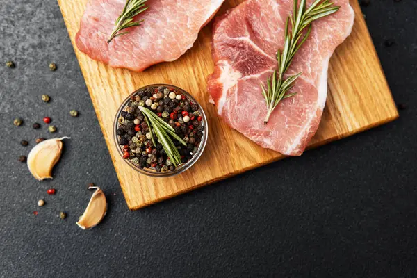 Biberiyeyle süslenmiş pirzola yanında renkli biber ve sarımsak karışımı..