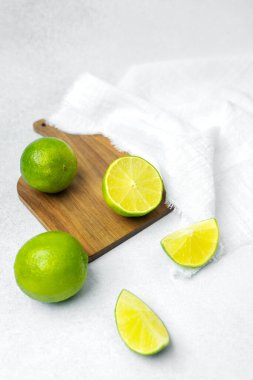 Limonlar kesilir ve tahta bir kesme tahtasının üzerinde kumaşla sergilenir..