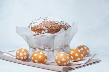 Paskalya Pastası ve Çamaşır Elbisesinde Süslü Yumurtalar. Paskalya arkaplanı..