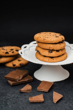 Çikolata parçalı taze çikolatalı kurabiyeler..