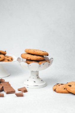 Dekoratif bir tezgahta taze pişmiş çikolatalı kurabiyeler..