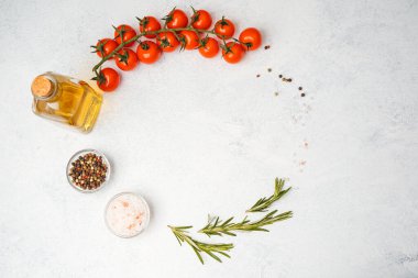 Beyaz arka planda domates, zeytinyağı, tuz, biber ve biberiye karışımı.