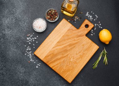 Limon, tuz, yağ ve baharatlar ustalıkla kesme tahtasının etrafına konur..
