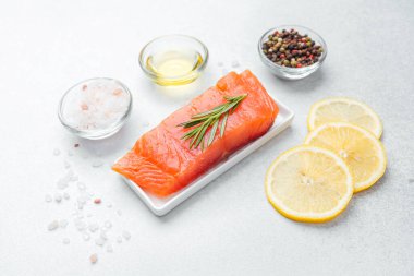 Biberiyeli, limonlu, tuzlu ve çeşitli baharatlı somon filetosu..