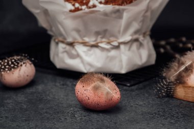 Geleneksel Paskalya pastası kağıttan yapılmış ve yumurtalı. Koyu arkaplanı olan kırsal tatil ayarları.