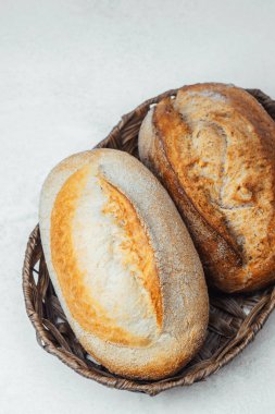 Dokuma sepetinde dinlenen iki ekmekçi ekmeğin tadını hemen çıkarıyor..