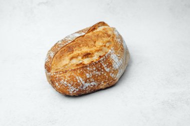 Kıtır kıtır ekmek, hafif bir arka planda yer alır ve dokusunu gösterir..