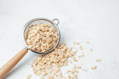 Yulaflar, hafif bir yüzeye serpiştirilmiş pullarla süzgeçlere konur..