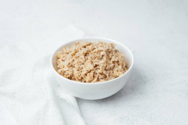 Besleyici bir kase yulaf ezmesi hazır ve kahvaltıda eğlenmeye hazır..