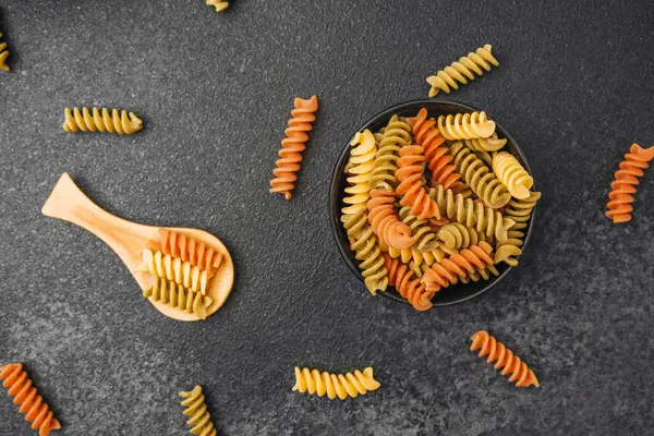 Farklı renklerde taze pişmiş fusilli makarna yemek hazırlığı için hazır..