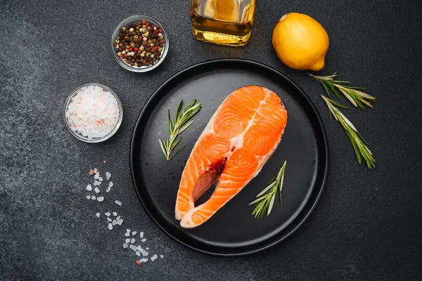 Baharat, baharat ve limonla süslenmiş somon bifteği pişirmeye hazır..