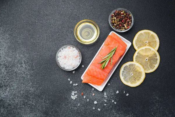 Baharat ve limon dilimleriyle çeşnili somon filetosu.