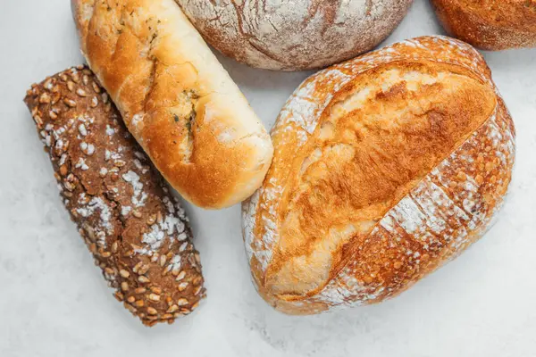 Çeşitli ekmekler eşsiz dokularını ve renklerini bir arada gösteriyor..