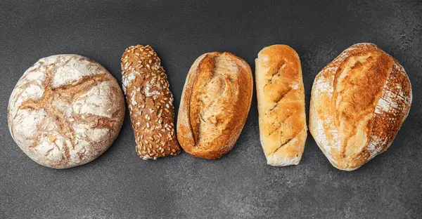 Mutfak tezgahında taze pişmiş ekmeğin değişik çeşitleri sergilenir..