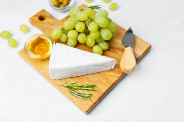 Peynirli peynir tabağı, taze üzüm, bal ve biberiye çok güzel sergileniyor..