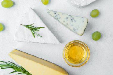 Üzümlü ve ballı peynirli lezzetli bir karışım..