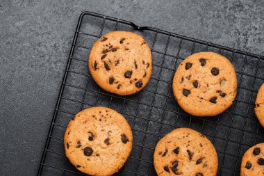 Nefis çikolatalı kurabiyeler rahat bir mutfakta tel askıda serinliyor..