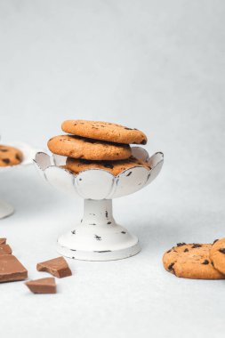 Dekoratif bir tezgahta taze pişmiş kurabiyeler.