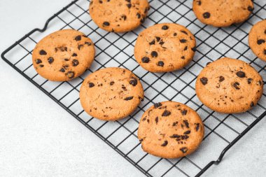 Çikolata parçalı sıcak kurabiyeler pişirdikten sonra soğutma rafında dinlenir..