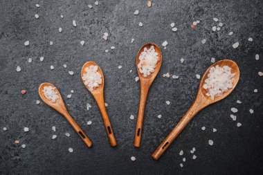 Kaba pembe himalaya tuzlu tahta kaşıklar siyah taş yüzeyde