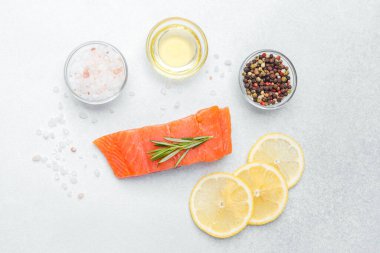 Baharatlı ve limon dilimli sebzeli somon filetosu, pişirmeye hazır..