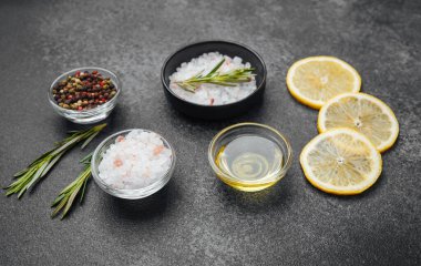 Taze otlar, tuz, biber ve limon dilimleri mutfak hazırlıkları için hazırlandı..