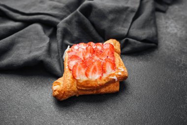 Krema ve taze çilekle doldurulmuş lezzetli hamur işleri..